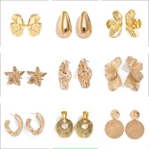 Goldene unregelmäßige hohle gedrehte geometrische Ohrstecker in neun stilvollen Designs