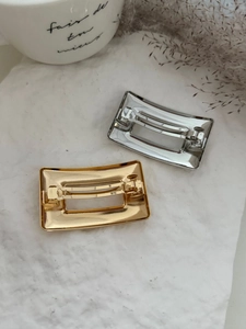 Vue détaillée de barrettes à cheveux rectangulaires en métal doré et argenté minimalistes