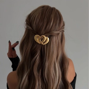 Barrette à cheveux minimaliste en métal doré à double cœur avec finition miroir brillante