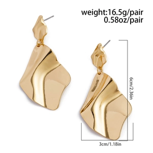 Détail de boucles d'oreilles dorées à texture ondulée avec poids de 16,5g et taille 6cm