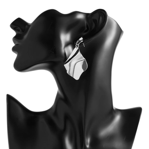 Détails de boucles d'oreilles argentées froissées avec finition miroir sur présentoir