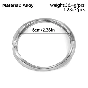 Dettaglio del bracciale rigido concavo in lega d'argento con cerniera da 6 cm di diametro