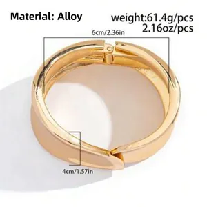 Vista dettagliata del bracciale largo in lega d'oro lucido con dimensioni e peso precisi