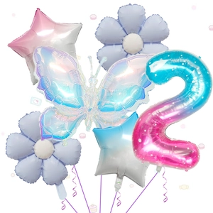 Détail de ballons en aluminium papillon, marguerite et chiffre 2 pour décor de fête