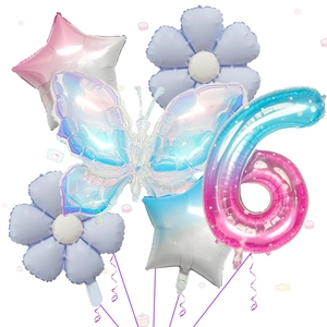Détail du set de ballons avec chiffre 6 dégradé, papillon iridescent et marguerites