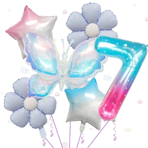 Détail de ballons en aluminium papillon et chiffre 7 pour décoration de fête