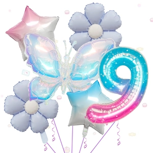 Détail de ballons en aluminium papillon, marguerite et chiffre 9 pour fête d'anniversaire
