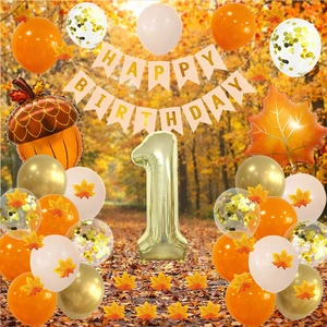 Détail du kit premier anniversaire automne avec ballons érable et chiffre un doré