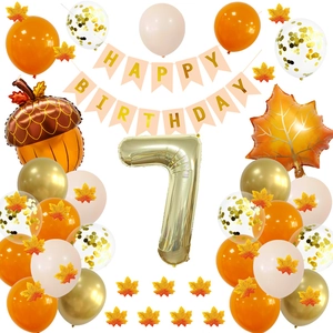 Détail du kit de fête automne avec bannière Happy Birthday et ballons feuilles d'érable