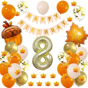 Détail du kit 8ème anniversaire avec ballons feuille d'érable et bannière d'anniversaire