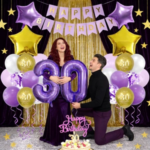Modèles célébrant le 30e anniversaire avec des ballons violets et dorés et une bannière