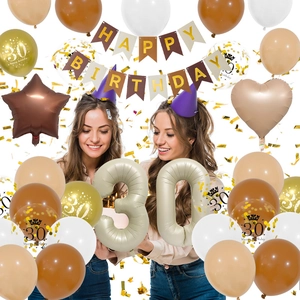 Détail du kit 30e anniversaire avec ballons imprimés couronne et banderole fete