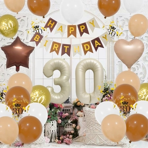 Déco 30e anniversaire style bohème avec ballons tons terre et bannière joyeux anniversaire