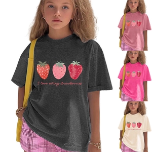 Vue détaillée de l'imprimé fraise et des options de couleurs pour ce t-shirt fille en coton