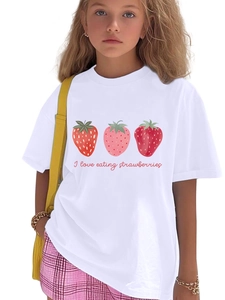 Détail de l'imprimé fraise dessiné à la main et du texte sur t-shirt en coton blanc
