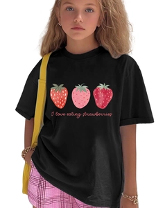 Détail de l'imprimé fraise et du texte sur un t-shirt noir pour enfants en coton
