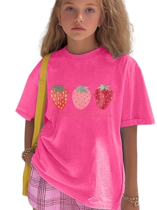 Détail de l'imprimé fraise et du texte 'I love eating strawberries' sur t-shirt rose fille