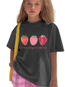 Détail d'un t-shirt enfant gris foncé avec motif fraise et lettrage artistique rose
