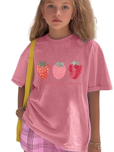 Détail du t-shirt enfant en coton rose avec motif fraise et texte manuscrit rouge
