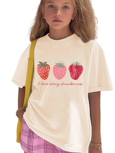Gros plan sur l'imprimé fraise et le slogan du t-shirt en coton crème pour enfants