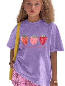 Détail d'un t-shirt violet en coton avec imprimé fraise et texte humoristique