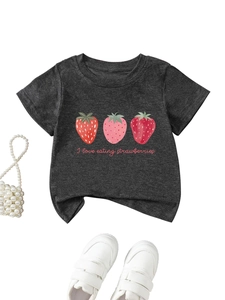 Détail à plat d'un t-shirt en coton gris foncé avec imprimé fraises et lettrage ludique