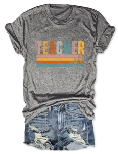 Mise à plat d'un t-shirt gris à motif enseignant et d'un short en jean bleu délavé
