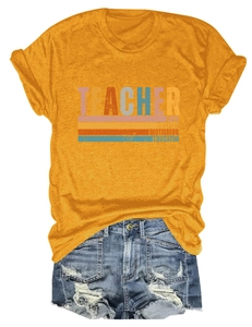 T-shirt jaune à motif enseignant et short en jean vieilli avec ourlets effilochés à plat