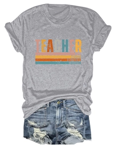Détail du t-shirt gris Teacher Love Inspire avec imprimé et short en jean bleu