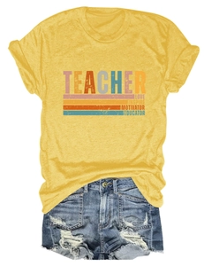 T-shirt jaune Teacher Love Inspire à rayures colorées avec un short en jean à plat