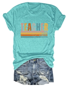 Détail du t-shirt en coton sarcelle imprimé TEACHER et ensemble short en jean