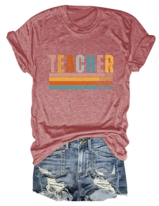 Mise à plat d'un t-shirt de professeur avec short en jean et textes de motivation