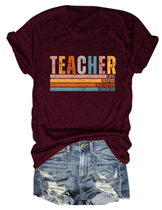 Vue détaillée d'un t-shirt bordeaux pour enseignant avec imprimé arc-en-ciel et texte