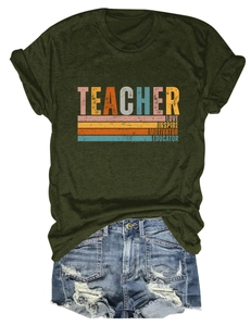 T-shirt vert olive Teacher Love Inspire avec un short en jean usé posé à plat sur fond blanc