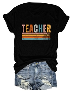 Détail à plat du t-shirt coton noir Teacher Love Inspire et du short en jean usé