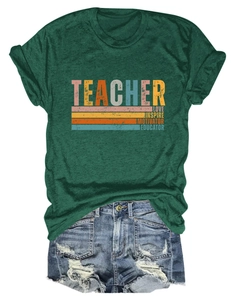 Mise à plat d'un t-shirt d'enseignant vert associé à un short en jean usé