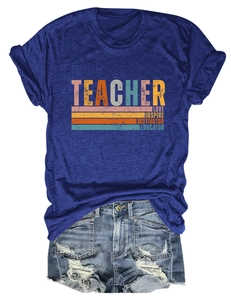 Détail du motif Teacher Love Inspire sur un t-shirt pour femme bleu marine texturé