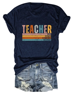 T-shirt bleu marine avec motif Teacher et short en jean déchiré posé à plat
