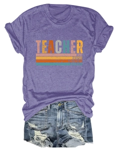 Détail de l'imprimé Teacher Love Inspire sur t-shirt à col rond en maille violette chinée