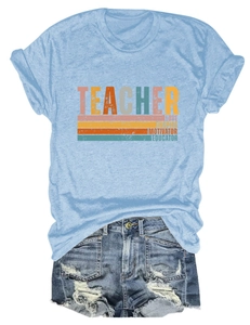 T-shirt bleu clair Teacher Love Inspire à plat avec un short en jean délavé