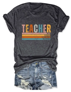 T-shirt enseignant gris foncé avec texte vintage et short en jean vieilli à plat