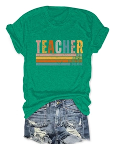 Détail d'un t-shirt d'enseignant vert associé à un short en jean pour un look d'été décontracté