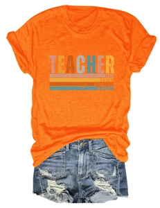Détail du t-shirt en coton orange avec texte TEACHER vintage et rayures rétro colorées