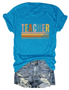 Détail du t-shirt bleu sarcelle chiné avec imprimé Teacher et short en jean