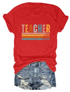 Détail du T-shirt rouge Teacher associé à un short en jean vieilli sur fond blanc