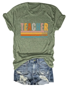 Gros plan d'un t-shirt enseignant vert olive avec lettrage vintage sur tissu en coton