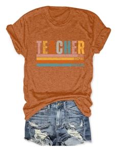 Détail d'un t-shirt orange rouille pour enseignante et d'un short en jean délavé