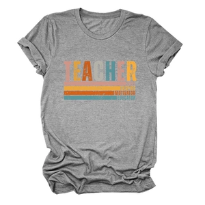 Détail du t-shirt gris avec motif vintage TEACHER LOVE INSPIRE imprimé sur maille chinée
