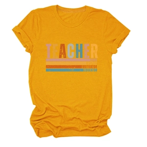 Détail d'un t-shirt moutarde à col rond avec imprimé rétro Teacher Love Inspire