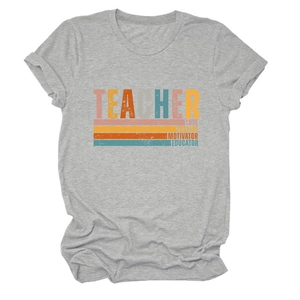 Détail du t-shirt gris à col rond avec imprimé graphique vintage pour enseignant
